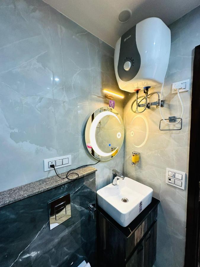 Hotel Samrat Residency 10 Mints Walking Distance Nizamuddin Railway Station New Delhi Exteriör bild