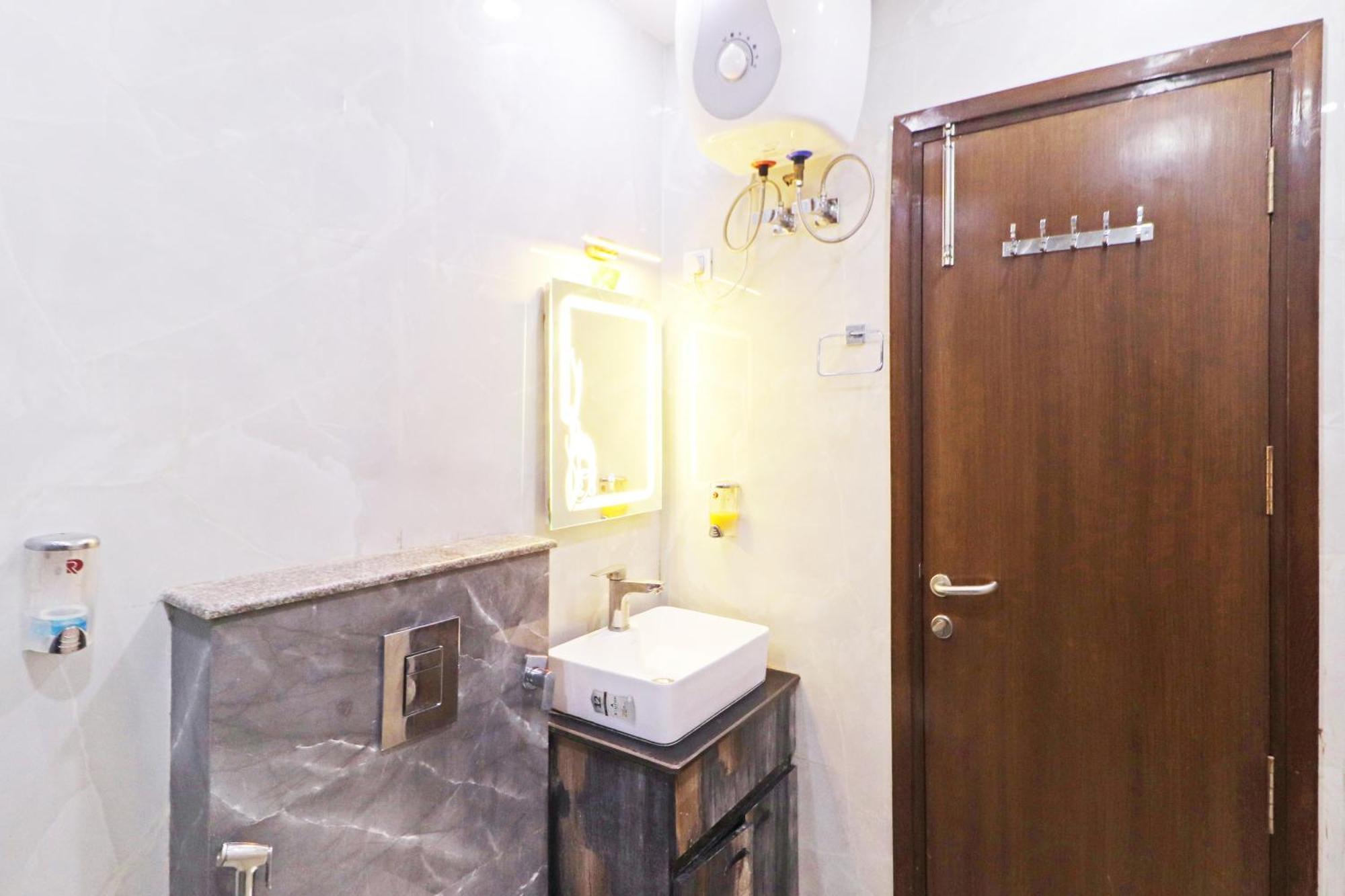 Hotel Samrat Residency 10 Mints Walking Distance Nizamuddin Railway Station New Delhi Exteriör bild