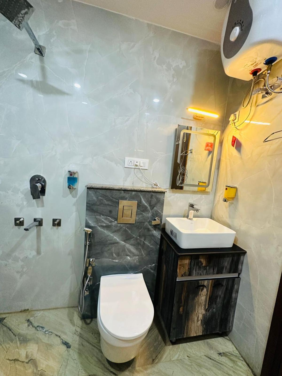 Hotel Samrat Residency 10 Mints Walking Distance Nizamuddin Railway Station New Delhi Exteriör bild